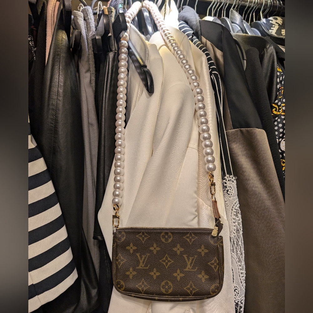 🤎AUTH Pre loved Louis Vuitton Pochette + Pearl Crossbody Strap! - Picture 12 of 15